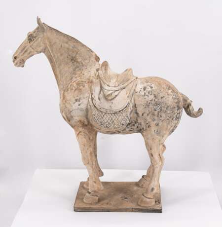 POTTERY FIGURINE OF A STANDING HORSE - фото 2