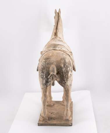 POTTERY FIGURINE OF A STANDING HORSE - фото 3