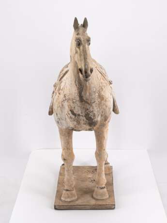 POTTERY FIGURINE OF A STANDING HORSE - photo 5