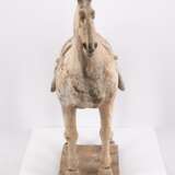POTTERY FIGURINE OF A STANDING HORSE - фото 5