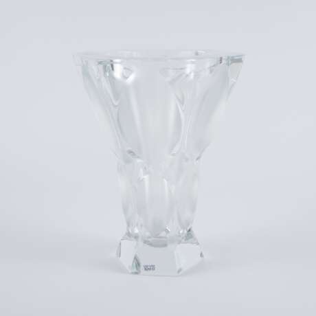 LARGE FACETED VASE & VASE WITH ROUND ETCHED DECOR - фото 1
