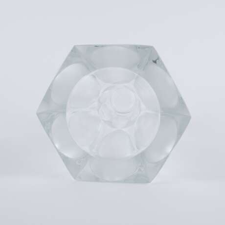 LARGE FACETED VASE & VASE WITH ROUND ETCHED DECOR - фото 2