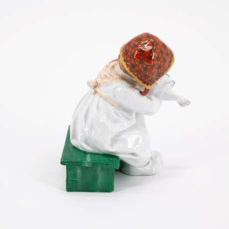 PORCELAIN FIGURINE OF A SMALL GIRL WITH CAT - photo 4