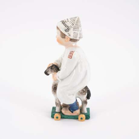 PORCELAIN FIGURINE OF A SMALL BOY WITH WOODEN HORSE - Foto 2