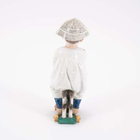 PORCELAIN FIGURINE OF A SMALL BOY WITH WOODEN HORSE - Foto 3