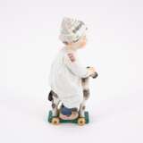 PORCELAIN FIGURINE OF A SMALL BOY WITH WOODEN HORSE - Foto 4