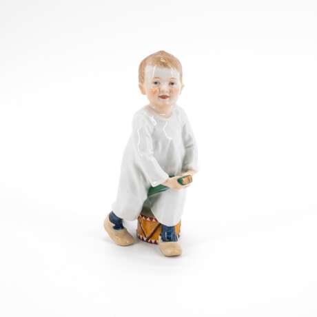 PORCELAIN FIGURINE OF A BOY WITH STICK AND DRUM - Foto 1