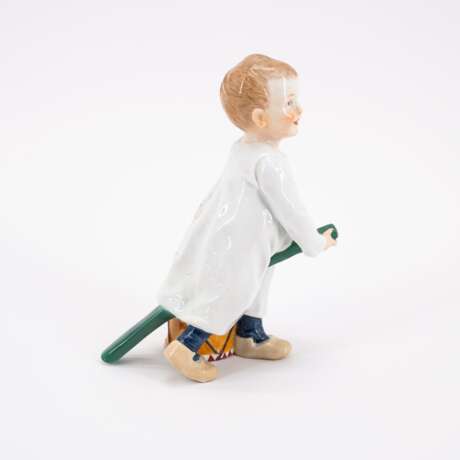 PORCELAIN FIGURINE OF A BOY WITH STICK AND DRUM - Foto 4