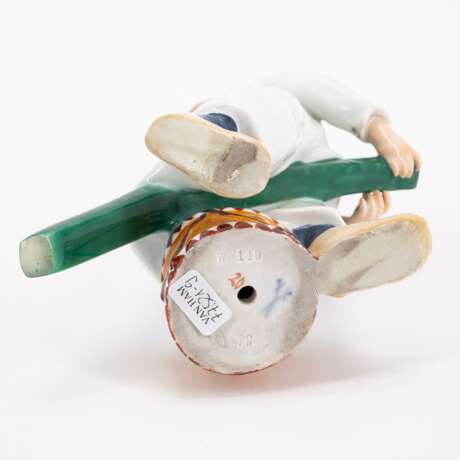 PORCELAIN FIGURINE OF A BOY WITH STICK AND DRUM - photo 5