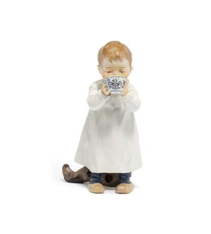 PORCELAIN FIGURINE OF A BOY DRINKING FROM AN ONION PATTERN CUP - photo 1