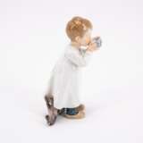 PORCELAIN FIGURINE OF A BOY DRINKING FROM AN ONION PATTERN CUP - photo 4