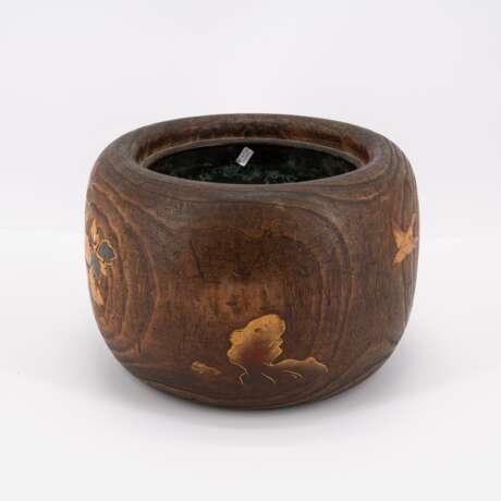 TWO WOODEN AND COPPER COAL BASINS, SO-CALLED HIBACHI WITH FLORAL DECOR - Foto 2