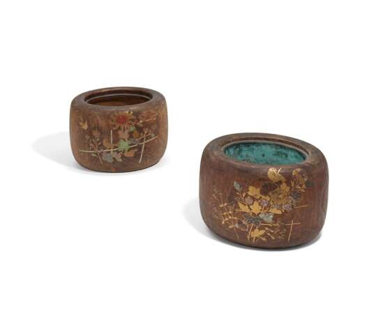 TWO WOODEN AND COPPER COAL BASINS, SO-CALLED HIBACHI WITH FLORAL DECOR - фото 1