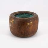 TWO WOODEN AND COPPER COAL BASINS, SO-CALLED HIBACHI WITH FLORAL DECOR - Foto 4