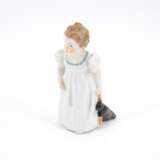 LITTLE PORCELAIN GIRL IN NIGHTGOWN WITH DOLL - Foto 1