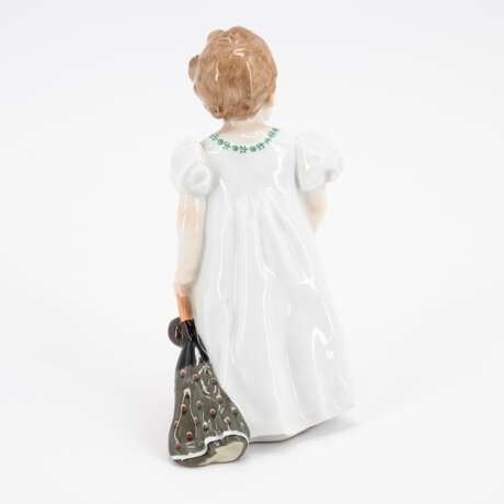 LITTLE PORCELAIN GIRL IN NIGHTGOWN WITH DOLL - Foto 3