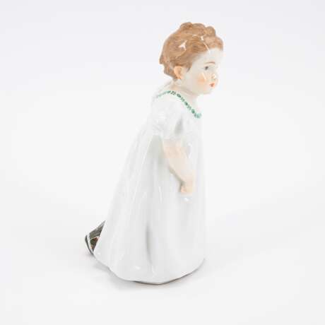 LITTLE PORCELAIN GIRL IN NIGHTGOWN WITH DOLL - Foto 4