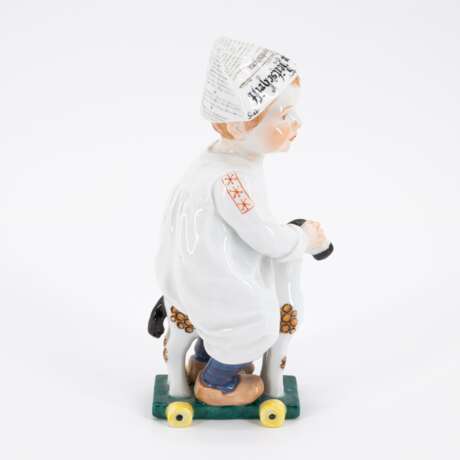 PORCELAIN HENTSCHEL CHILD WITH NEWSPAPER HAT ON TOY HORSE - Foto 4