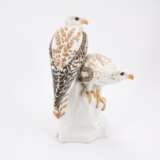 A PAIR OF PORCELAIN FALCONS ON A ROCK - Foto 4