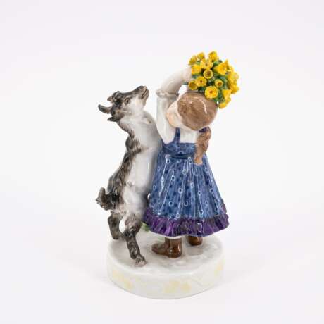 PORCELAIN FIGURINE OF A GIRL WITH BILLY-GOAT AND FLOWER BOUQUET - фото 2