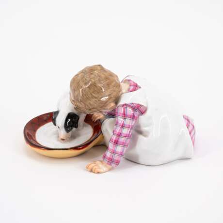 PORCELAIN FIGURINE OF A SMALL BOY WITH DOG DRINKING FROM MILK BOWL - Foto 2