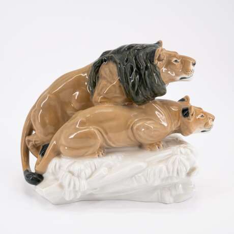 PORCELAIN FIGURINE OF A CROUCHING PAIR OF LIONS - photo 2