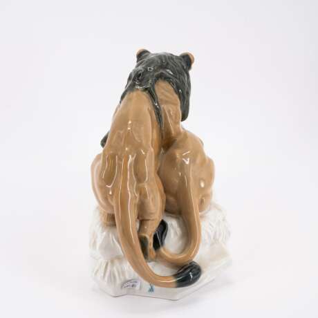PORCELAIN FIGURINE OF A CROUCHING PAIR OF LIONS - photo 3