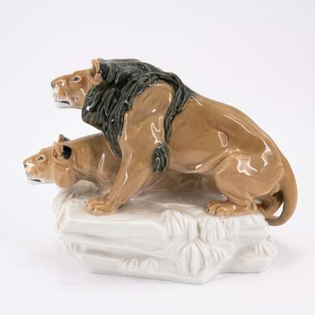 PORCELAIN FIGURINE OF A CROUCHING PAIR OF LIONS - photo 4