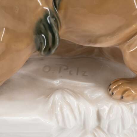 PORCELAIN FIGURINE OF A CROUCHING PAIR OF LIONS - photo 5