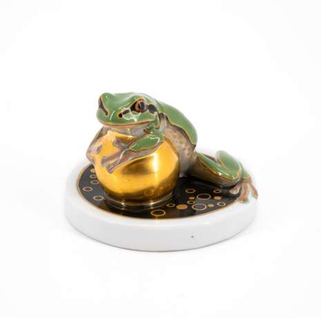 PORCELAIN FROG ON A GOLDEN BALL - фото 4