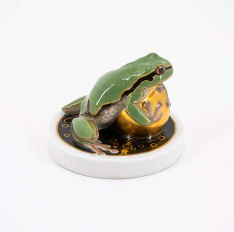 PORCELAIN FROG ON A GOLDEN BALL - photo 2