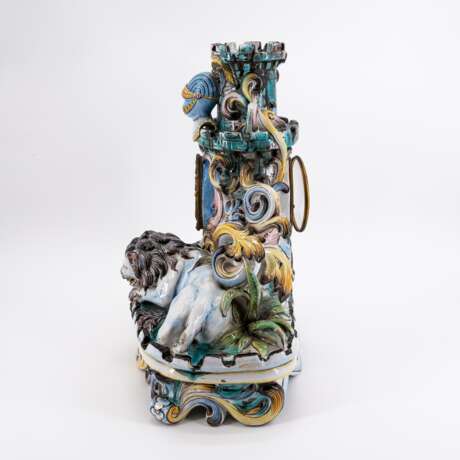 EXCEPTIONAL LARGE CERAMIC PENDULE WITH LIONS AND HERALDIC ORNAMENTATION - photo 2