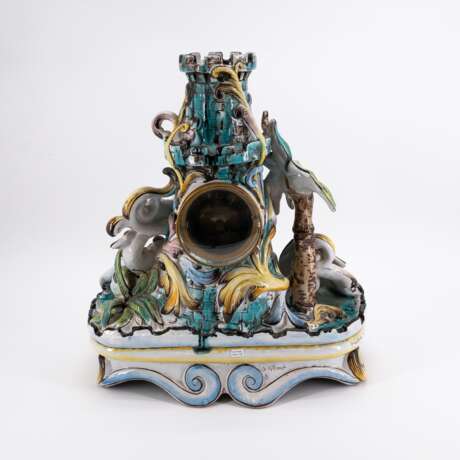 EXCEPTIONAL LARGE CERAMIC PENDULE WITH LIONS AND HERALDIC ORNAMENTATION - photo 3