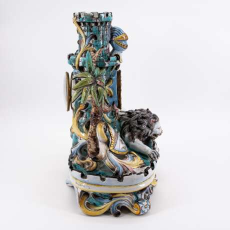 EXCEPTIONAL LARGE CERAMIC PENDULE WITH LIONS AND HERALDIC ORNAMENTATION - photo 4