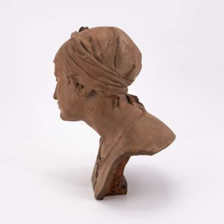 CERAMIC BUST OF A YOUNG WOMAN - photo 2