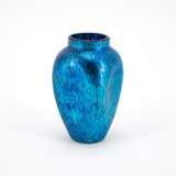 SMALL ELECTRIC-BLUE FAVRILE-GLASS VASE - Foto 1