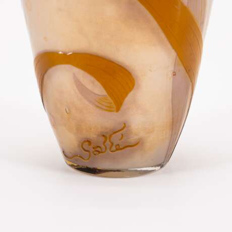 SMALL BALUSTER VASE WITH IRIS BLOSSOMS - photo 7