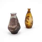 TWO SMALL SHORT-NECK GLASS VASES WITH FLORAL DECORS - photo 1