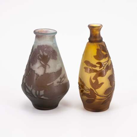 TWO SMALL SHORT-NECK GLASS VASES WITH FLORAL DECORS - Foto 2