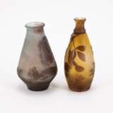 TWO SMALL SHORT-NECK GLASS VASES WITH FLORAL DECORS - фото 4