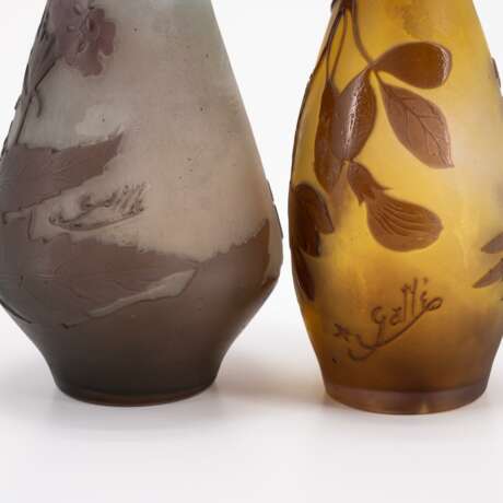 TWO SMALL SHORT-NECK GLASS VASES WITH FLORAL DECORS - photo 7