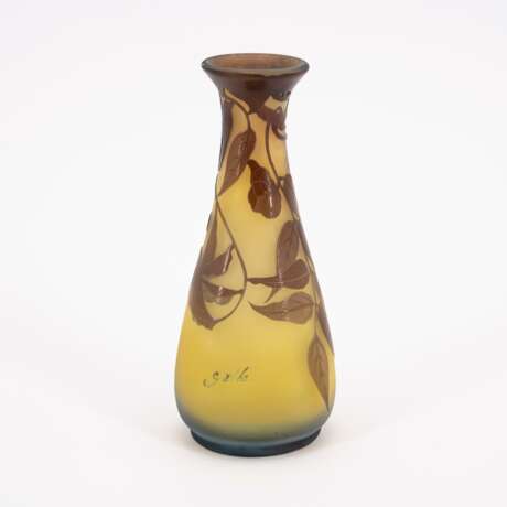 SMALL GLASS VASE WITH FLOWERING BRANCHES - photo 3