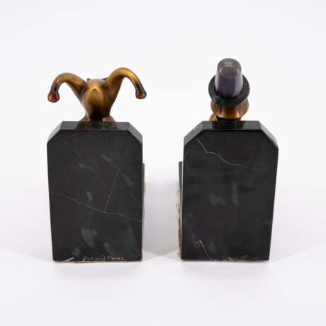 TWO BOOKENDS WITH JESTERS MADE OF STONE, BRONZE AND BONE - Foto 4