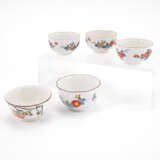SUITE OF THREE SMALL PORCELAIN TEA BOWLS AND TWO LARGER PORCELAIN TEA BOWLS WITH KAKIEMON DECOR - фото 1