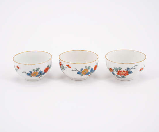 SUITE OF THREE SMALL PORCELAIN TEA BOWLS AND TWO LARGER PORCELAIN TEA BOWLS WITH KAKIEMON DECOR - фото 2