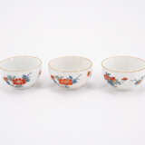 SUITE OF THREE SMALL PORCELAIN TEA BOWLS AND TWO LARGER PORCELAIN TEA BOWLS WITH KAKIEMON DECOR - фото 3