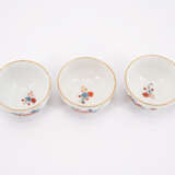 SUITE OF THREE SMALL PORCELAIN TEA BOWLS AND TWO LARGER PORCELAIN TEA BOWLS WITH KAKIEMON DECOR - фото 4