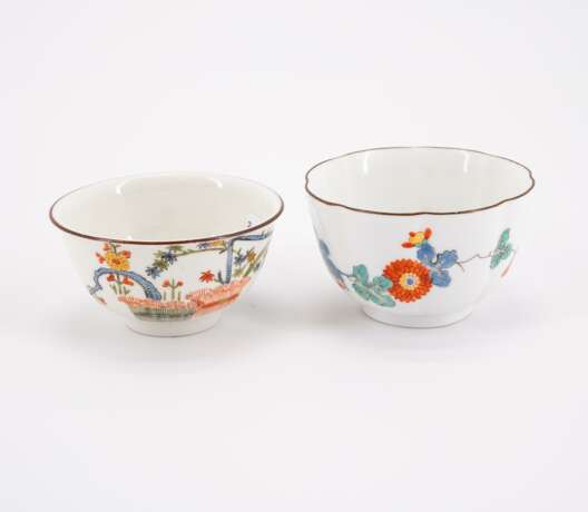 SUITE OF THREE SMALL PORCELAIN TEA BOWLS AND TWO LARGER PORCELAIN TEA BOWLS WITH KAKIEMON DECOR - фото 6