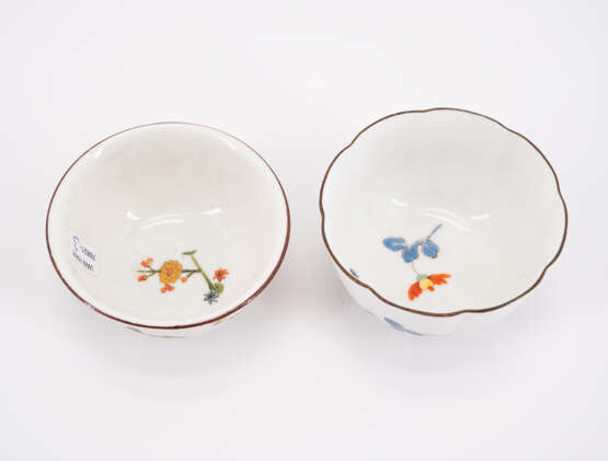 SUITE OF THREE SMALL PORCELAIN TEA BOWLS AND TWO LARGER PORCELAIN TEA BOWLS WITH KAKIEMON DECOR - фото 8