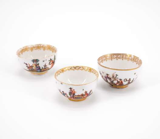 THREE PORCELAIN TEA BOWLS WITH CONTINOUS CHINOISERIES - photo 1